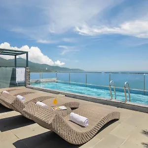 Mangata Beachfront - Rooftop Bar Sea View 호텔